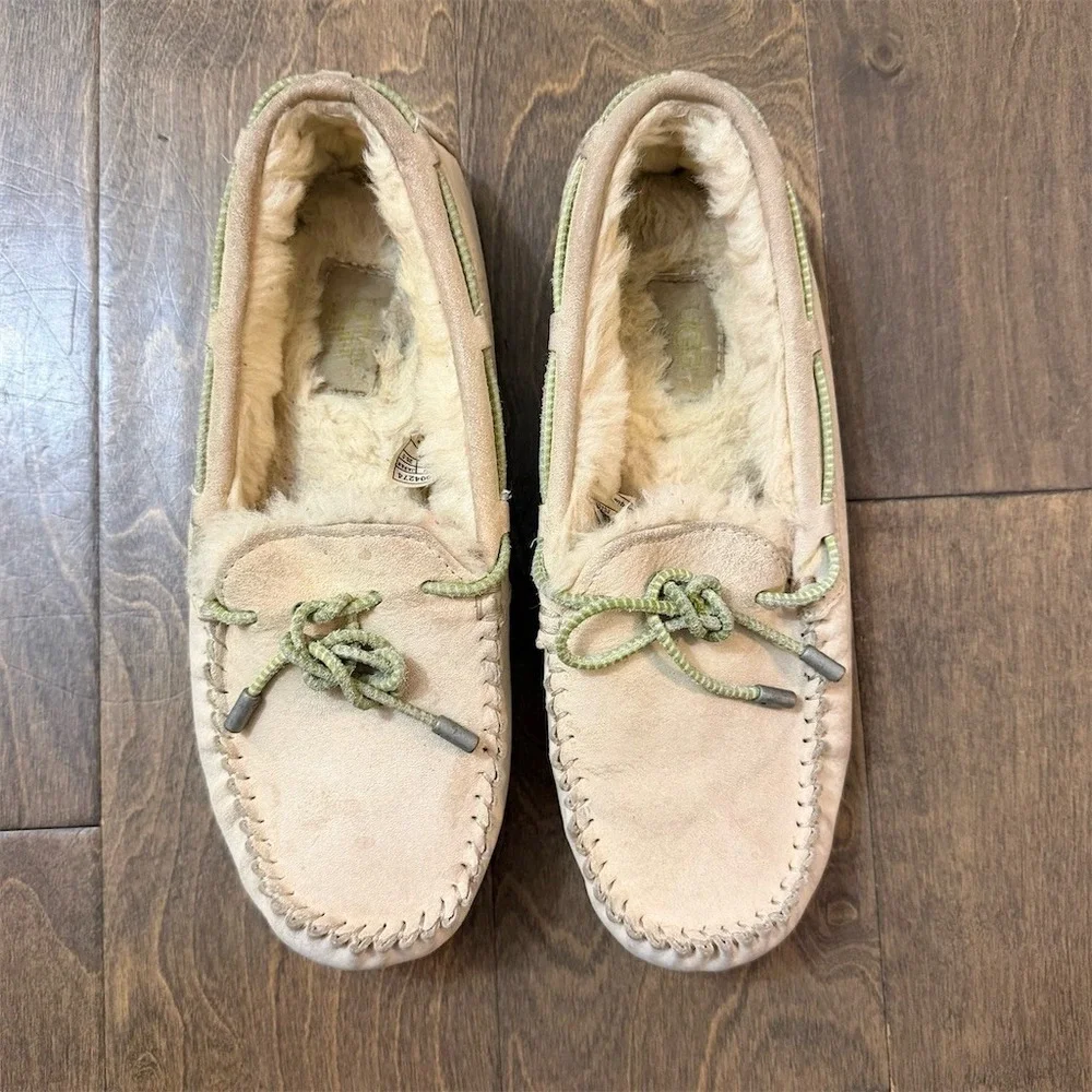 UGG Dakota Moccasin Slippers Womens Size 8 Beige Shearling Lined Green - Picture 1 of 12